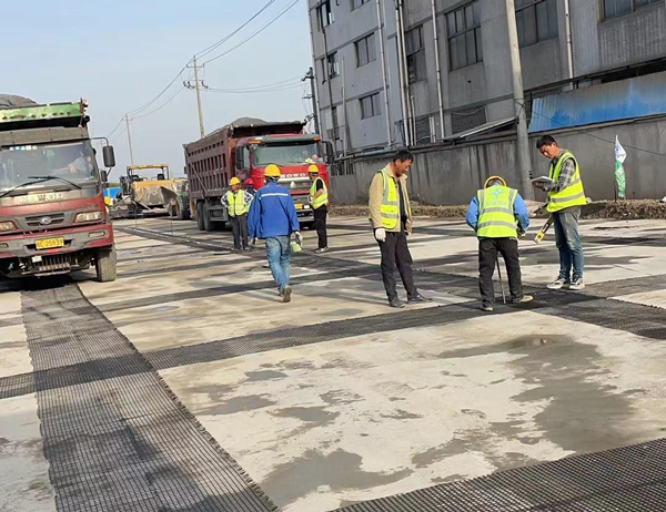 镇原老材料的新故事:玻璃纤维土工格栅如何在‘白改黑’浪潮中重获新生?